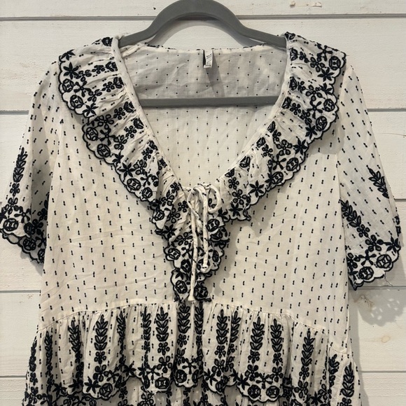 Zara TFR Collection Black and White Ruffle V-Neck blouse in size Large. - Picture 3 of 11